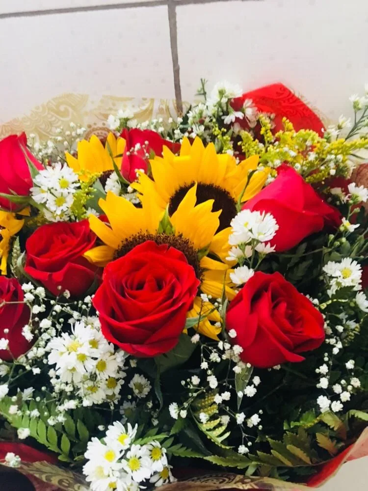 Buquê com 12 botões de rosas e 3 girassóis — O maior buquê do catálogo: doze rosas e três girassóis. — foto 2