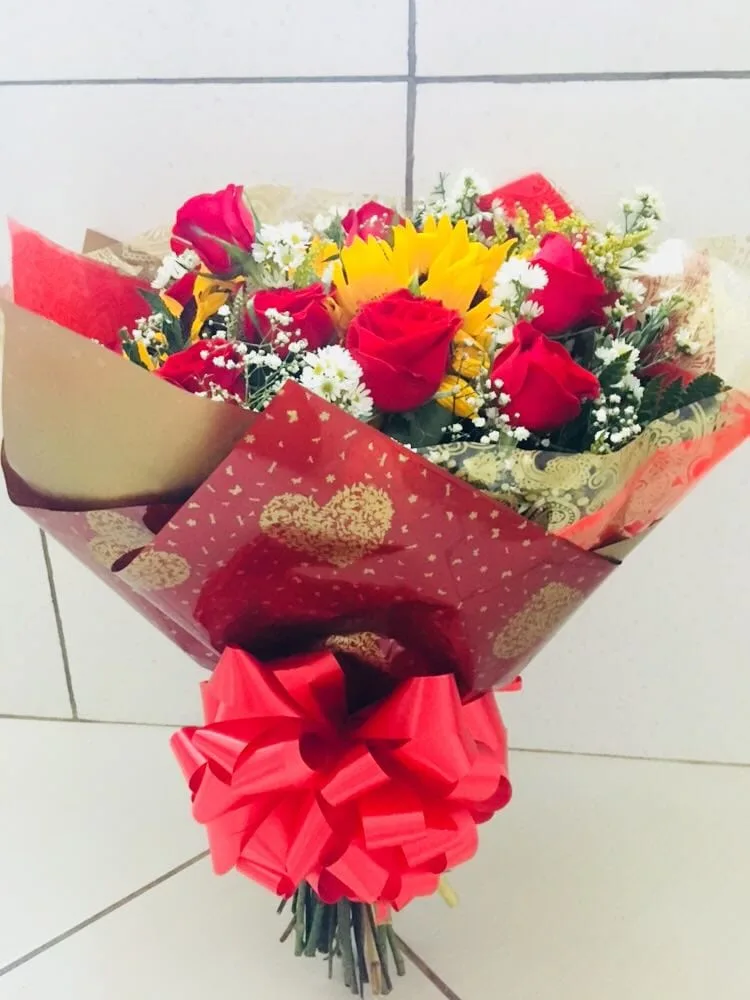 Buquê com 12 botões de rosas e 3 girassóis — O maior buquê do catálogo: doze rosas e três girassóis.