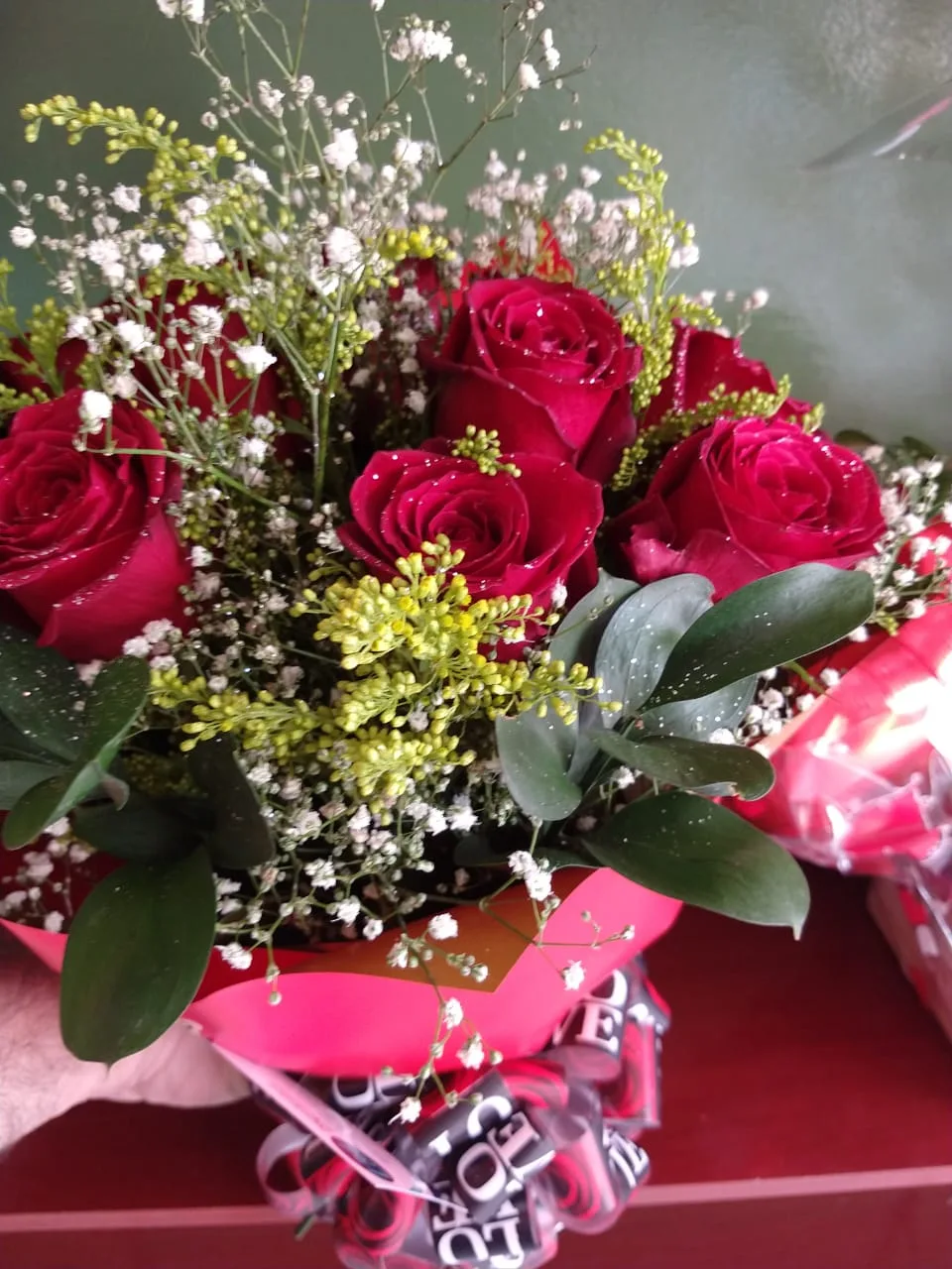 Buquê com 6 botões de rosas e 2 girassóis — Seis rosas com dois girassóis — mais cor, mesmo capricho. — foto 2