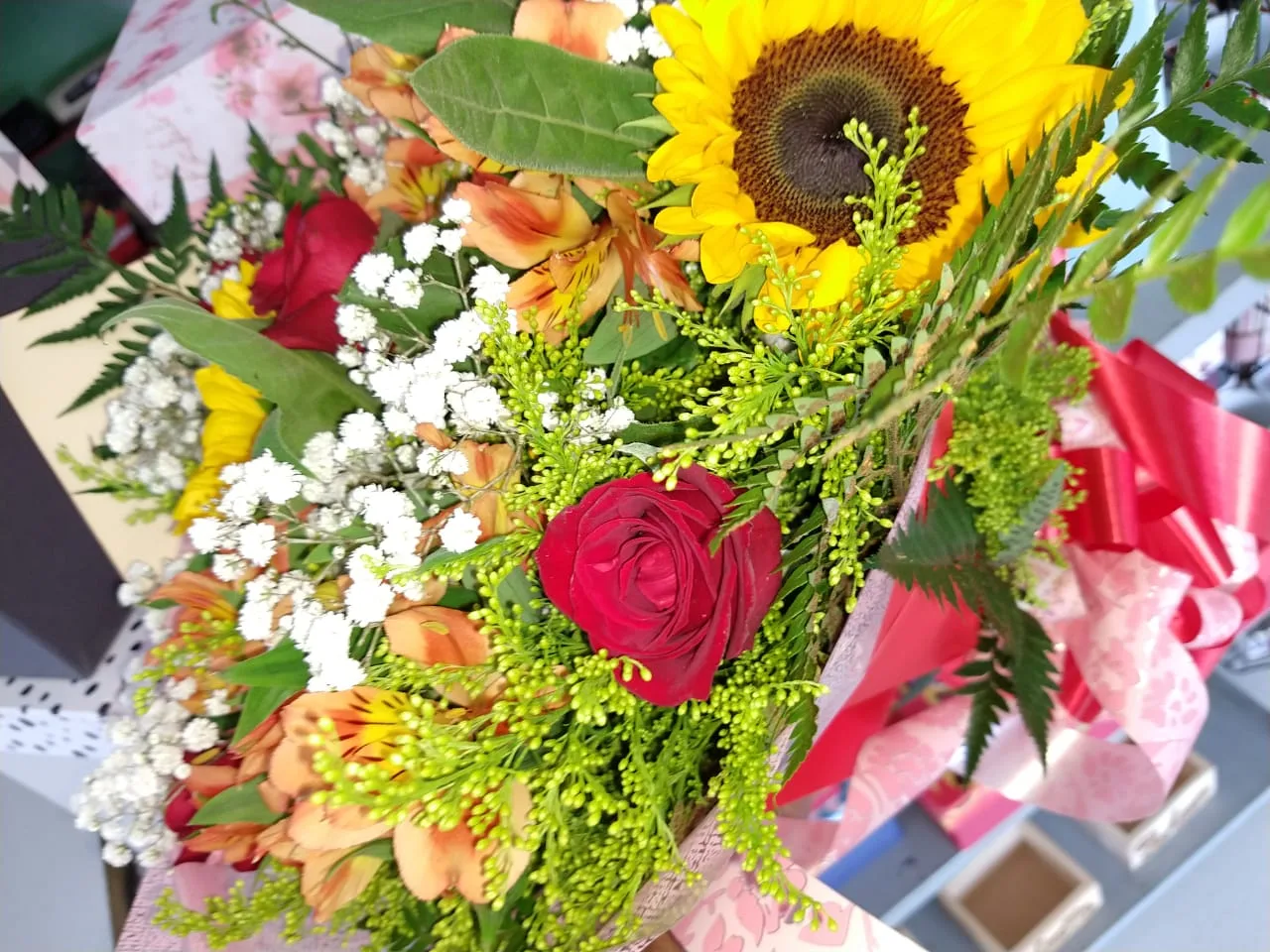 Buquê com 6 botões de rosas e 2 girassóis — Seis rosas com dois girassóis — mais cor, mesmo capricho.