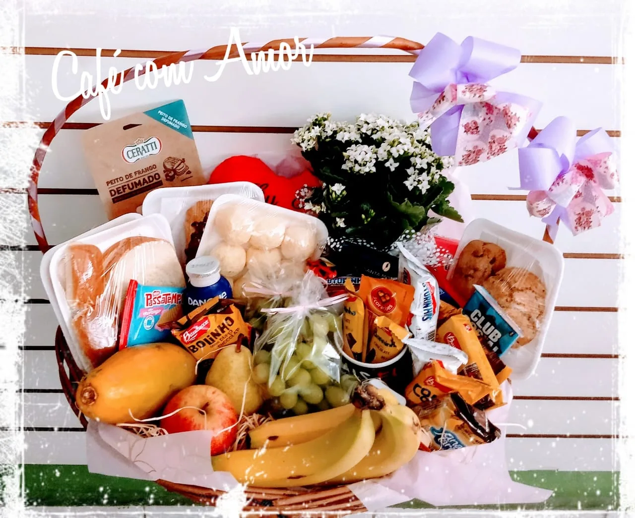Ternura — A cesta de café da manhã mais completa da casa, com bombons, coração de pelúcia e quatro tipos de pães. — foto 2