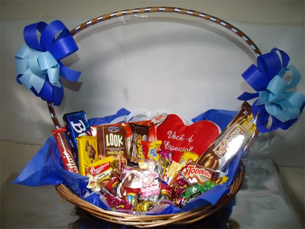 Charme — Duas caixas de Bis, cinco barras e rocambole de chocolate.