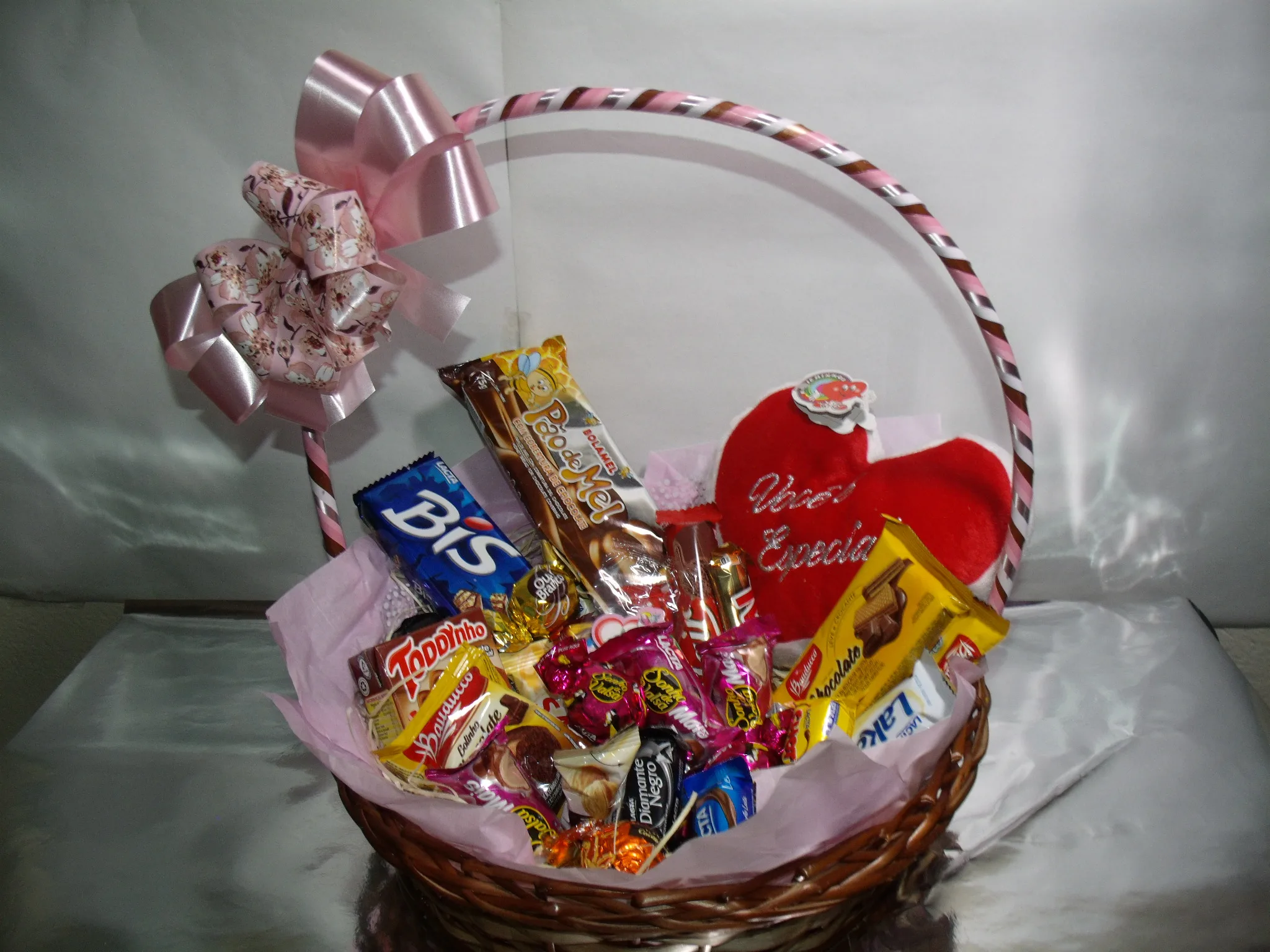 Doçura — A cesta de chocolate de entrada, com caixa de bombom, trufa e mini bolo.