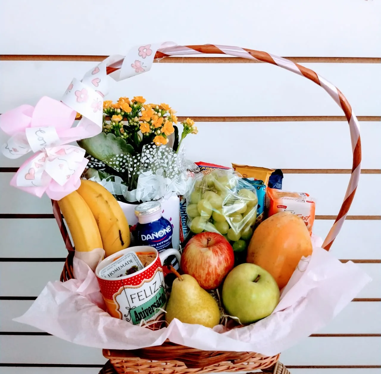 Simples — Frutas da época, bolachas e iogurte em cesta de vime redonda. — foto 2