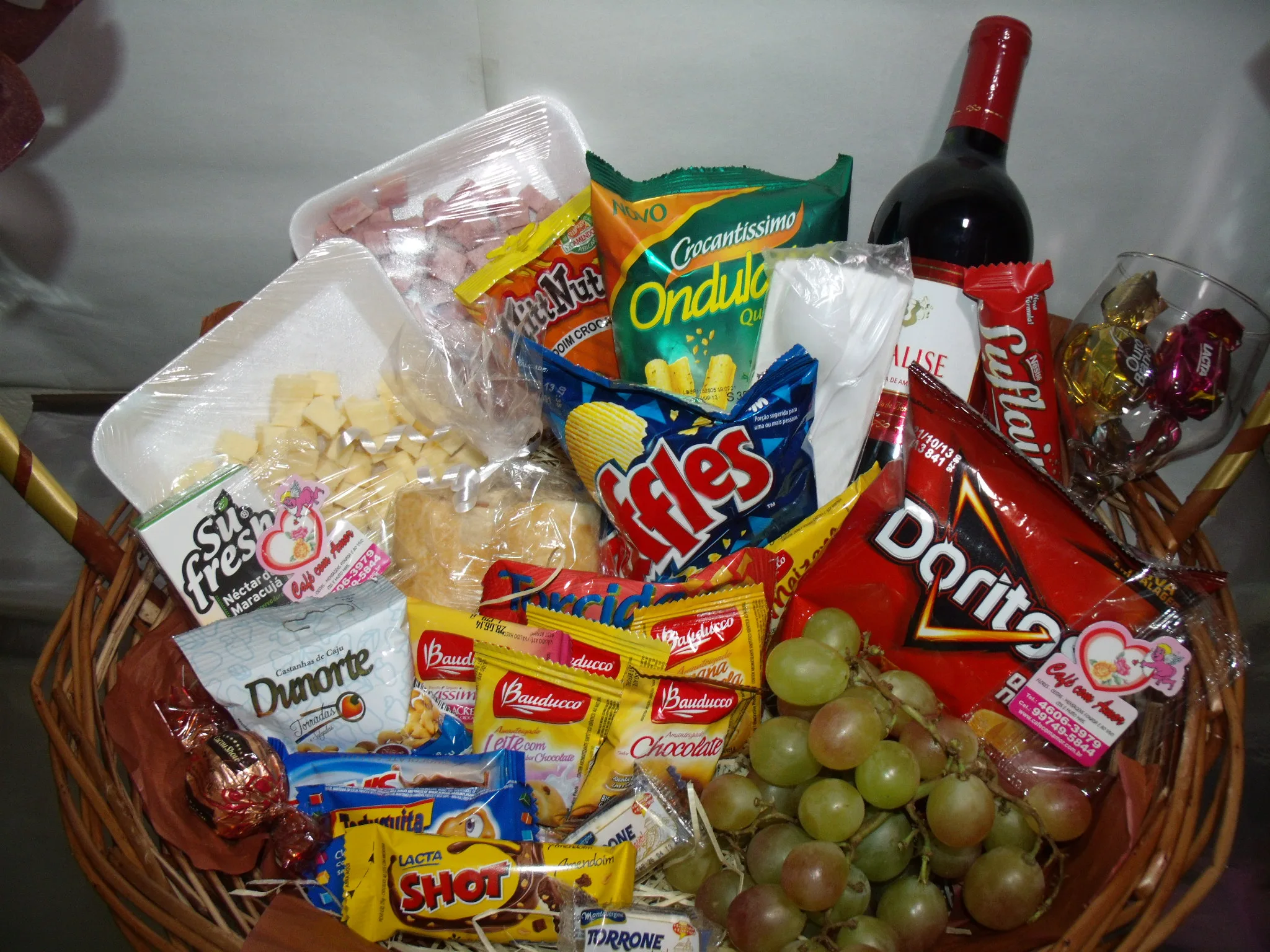 Social — Vinho com taça, salame e uma seleção maior de petiscos e chocolates.